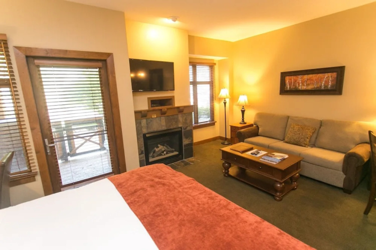 Spacious Unit Mountain Getaway with Fireplace by RedAwning