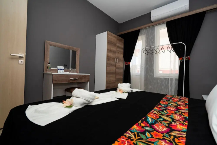 Esquire Hotel & Lounge