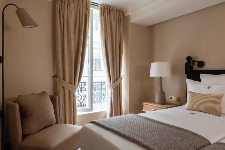 Standard Quadruple room with city view