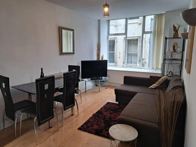 City-center Flat Sleeps 4 With Balcony