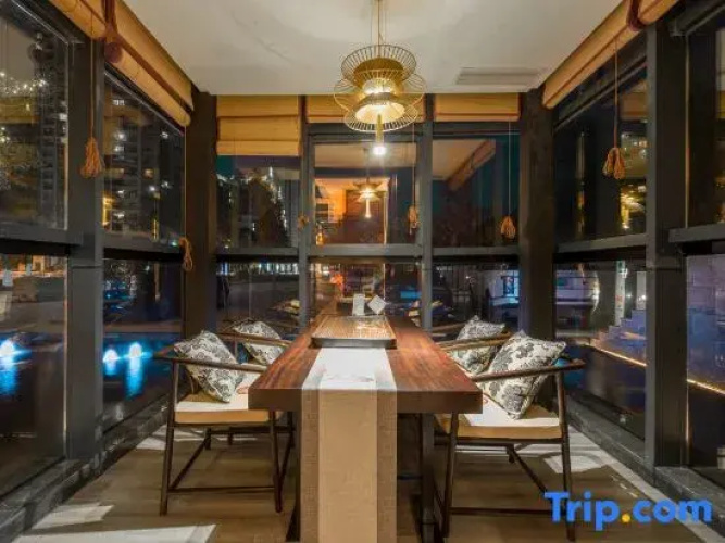Shehong Xinyue Riverside Holiday Hotel