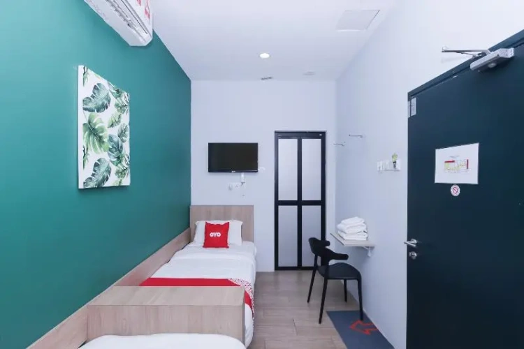 Deluxe No Window Twin room