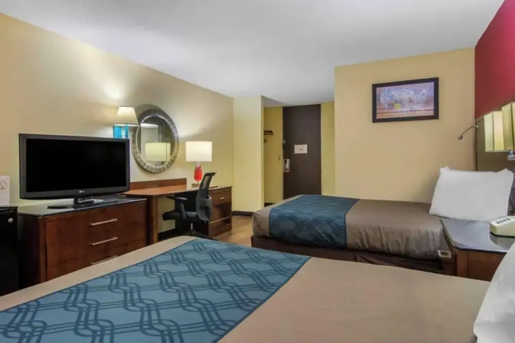 Forsyth Inn & Suites