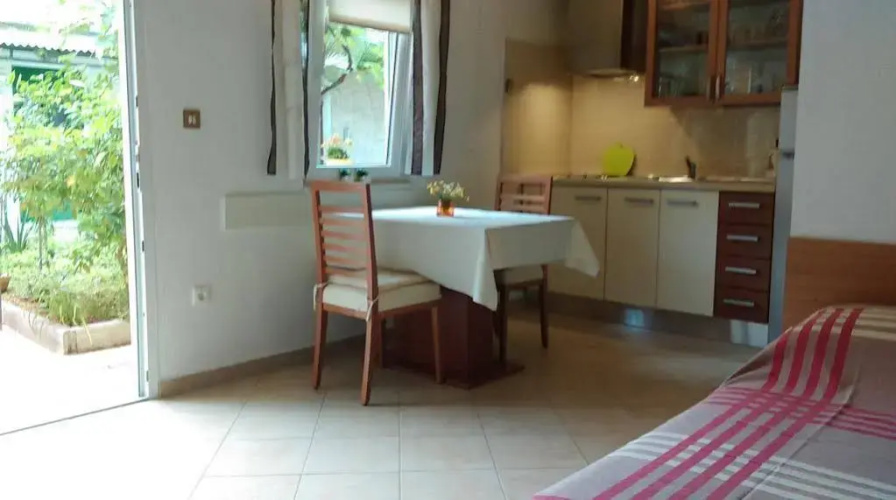 Eleonora Apartments