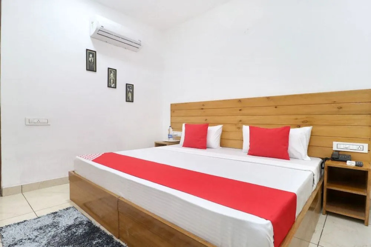 Oyo 26606 Hotel R K Grand