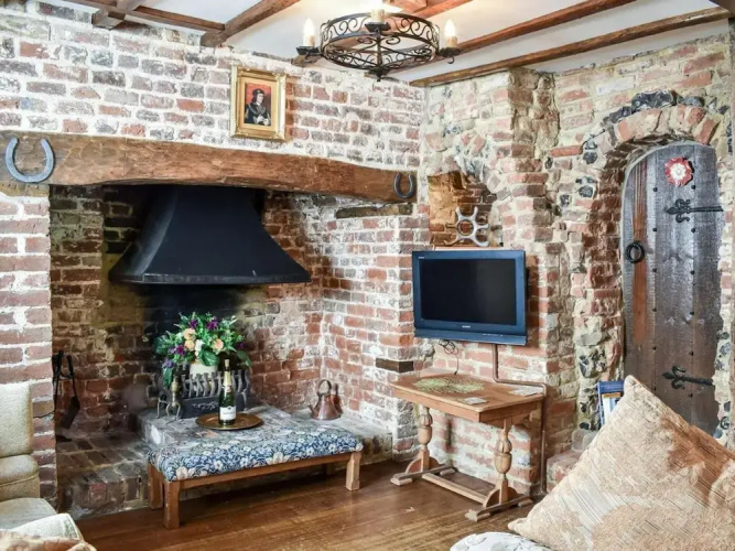 Local Pubs, Walking Routes, Cottage w Parking