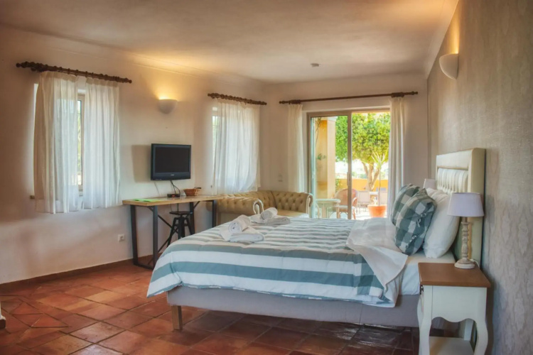 Moonshine Guest House with private studios and private cottage
