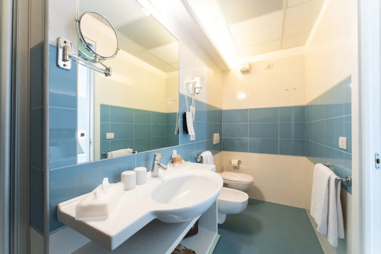 Standard Triple room with partial sea view