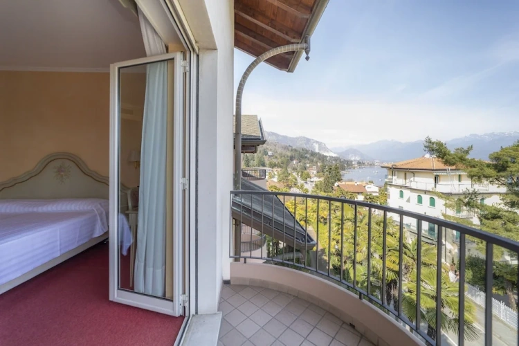Superior Double room with balcony and with lake view