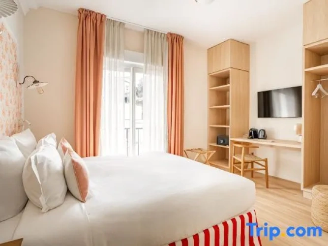Classic Quadruple room with courtyard view