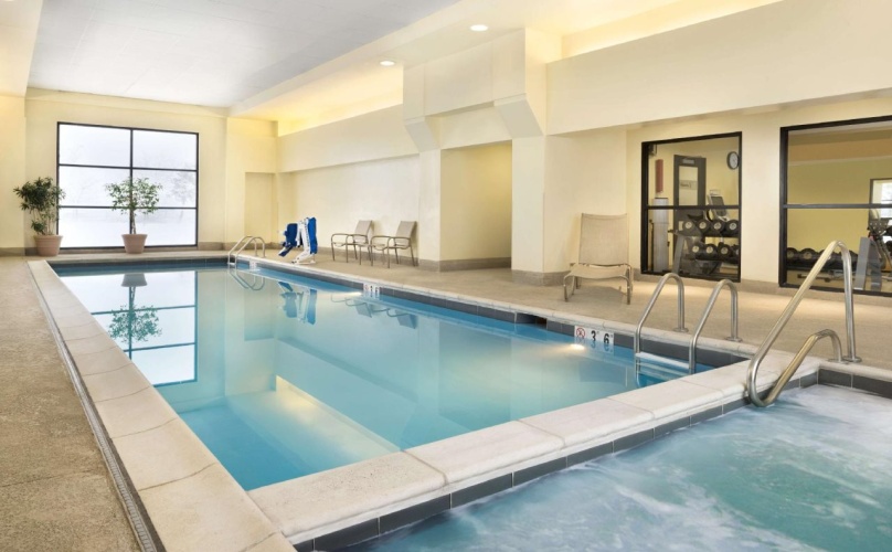DoubleTree by Hilton Hotel Milwaukee - Brookfield photo 18