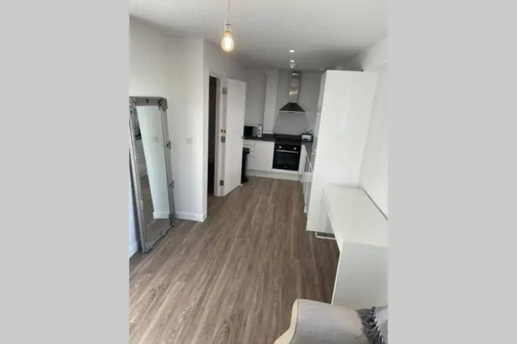 Croydon Gem Apartment - Fast train to the centre and free parking