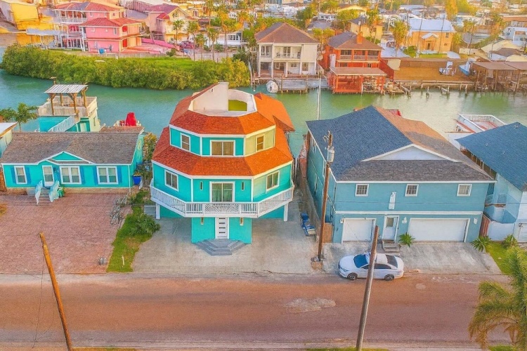 4 Bedrooms Cottage