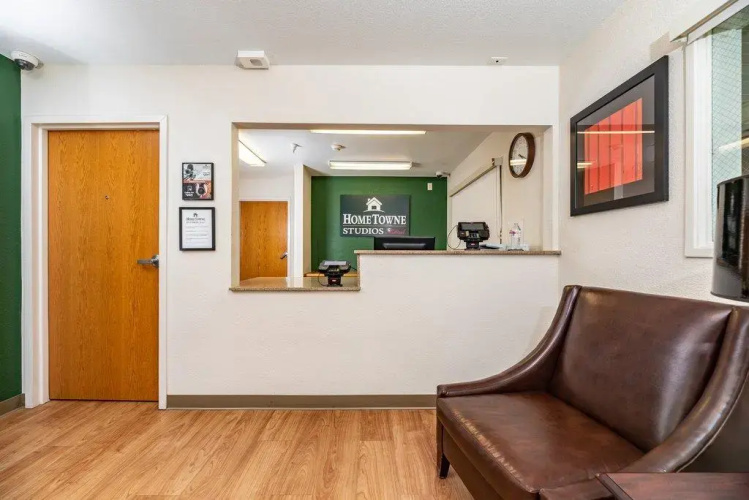 HomeTowne Studios by Red Roof Fresno - West