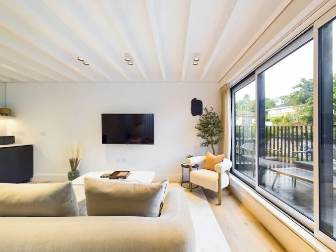 3 Bedrooms Comfort Cottage with balcony and with canal view