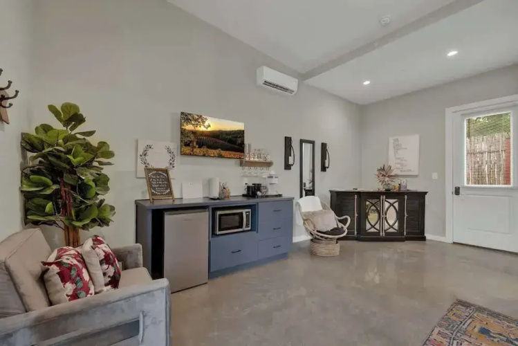 Pop 1: Hot-tub + Close to Main St