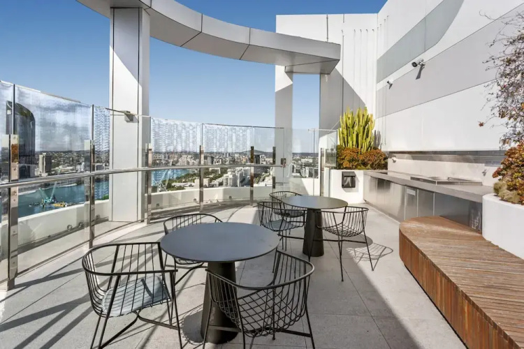 River-view Unit With Rooftop Pool Near Museums