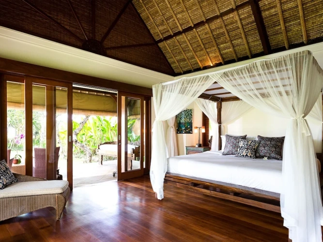 5 Bedrooms Villa