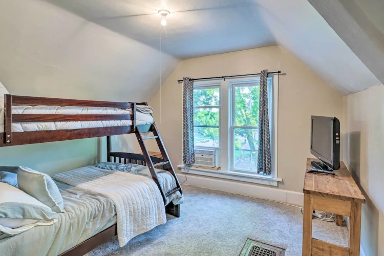 4 Bedrooms Cottage with balcony