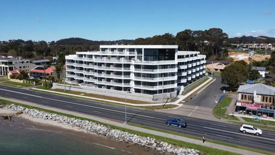 Glorious 2-bed With Waterside Balcony Views