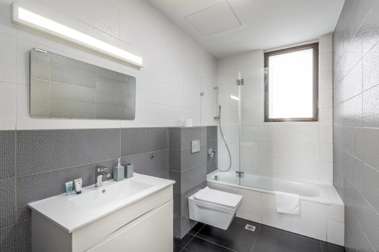 Modern & Bright 3 BDR close to the beach