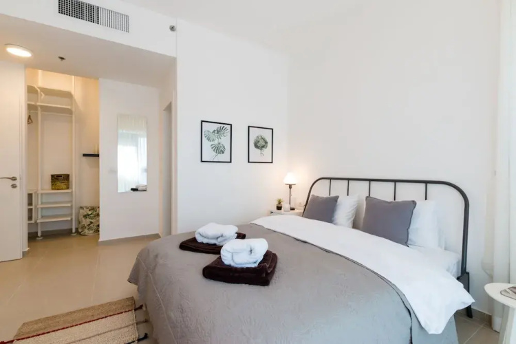 Artsy Modern Bright Apt in Bat Yam