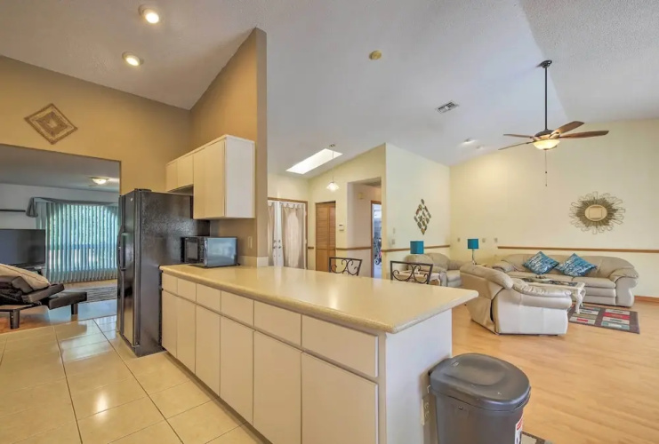 Spring Hill Home w/ Pool ~ 1 Mi to Weeki Wachee