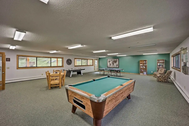 1 Mi to Skiing: Beech Mountain Condo w/ Fireplace!