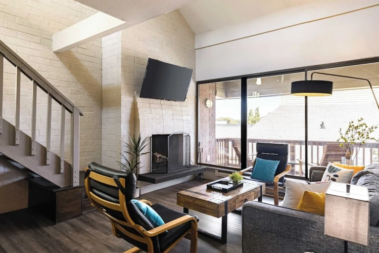 4 Bedrooms Apartment