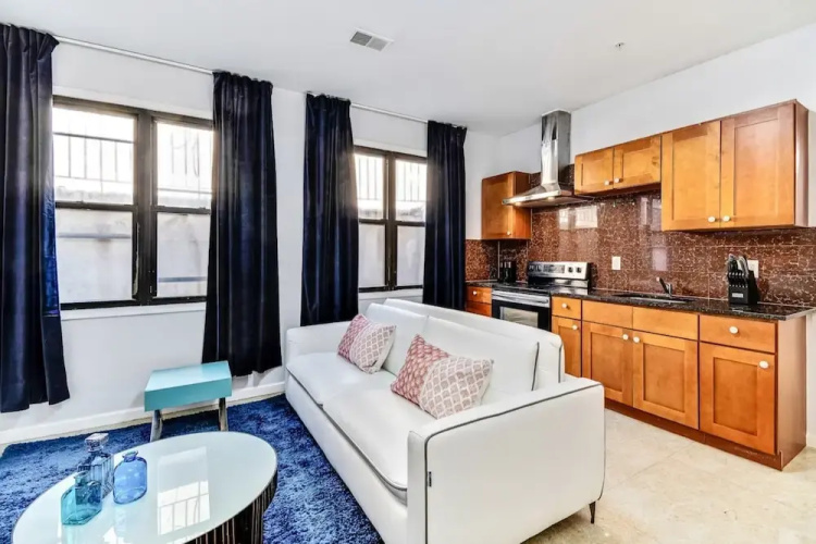 Lovely 2bd Apt Steps From the Convention Center