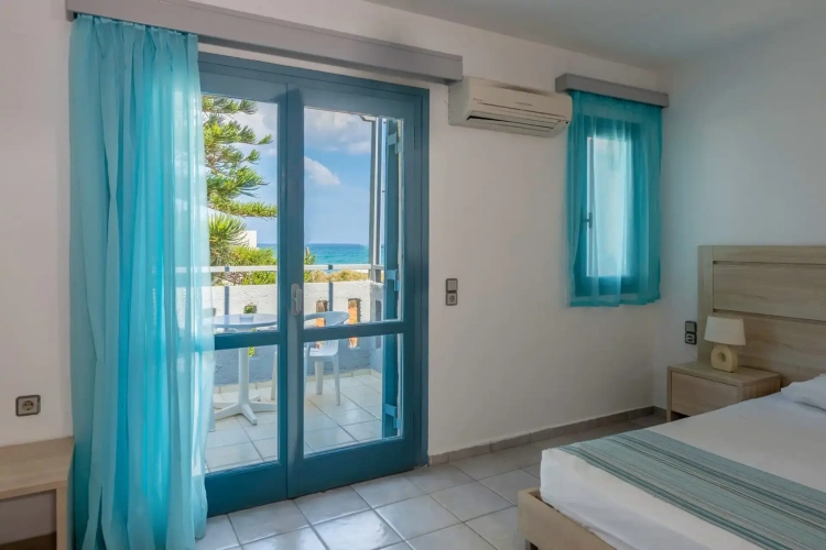 Standard Double room with partial sea view