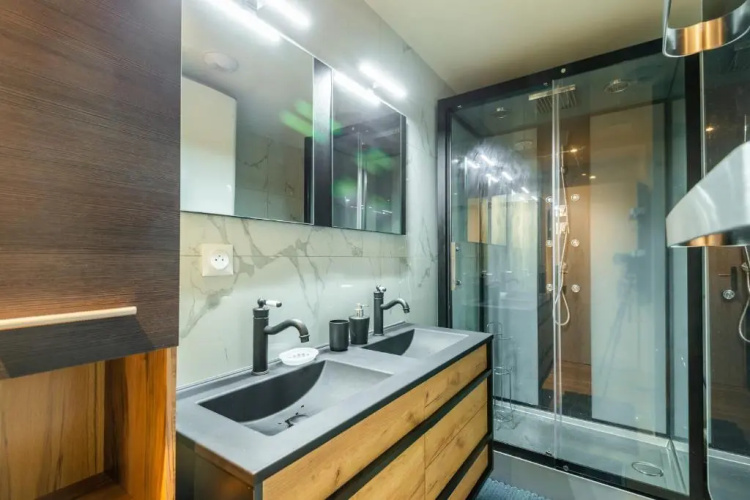 Spacious apartment with two terraces and private parking