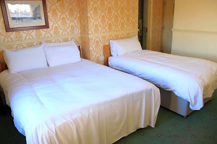 Standard Triple room