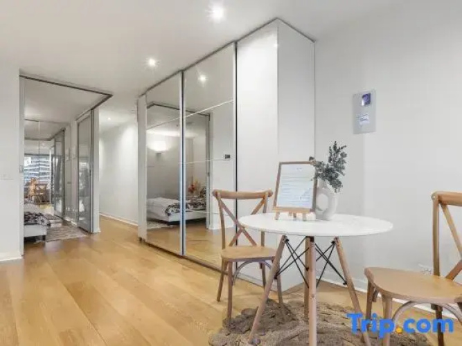 Southern Cross Modern 1BR Steps from Everything MEL CBD