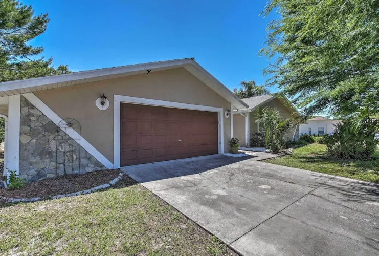 Spring Hill Home w/ Pool ~ 1 Mi to Weeki Wachee
