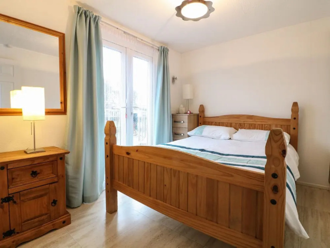 85 Lower Lakeside Chalet