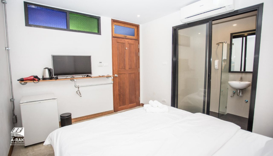 The Arak Bed Bar and Hostel