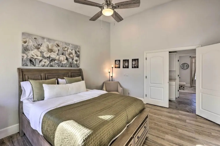 Airy Scottsdale Home: Pool, Putting Green & Grill!