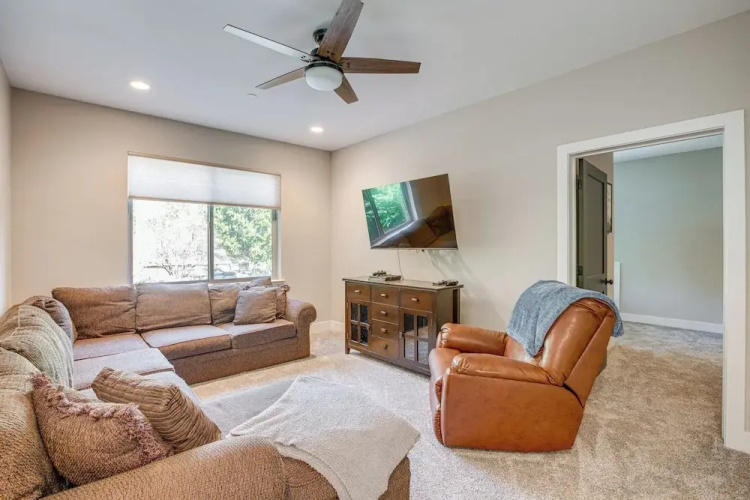 Game Room + Pool Access: Spacious Cabin in Arnold