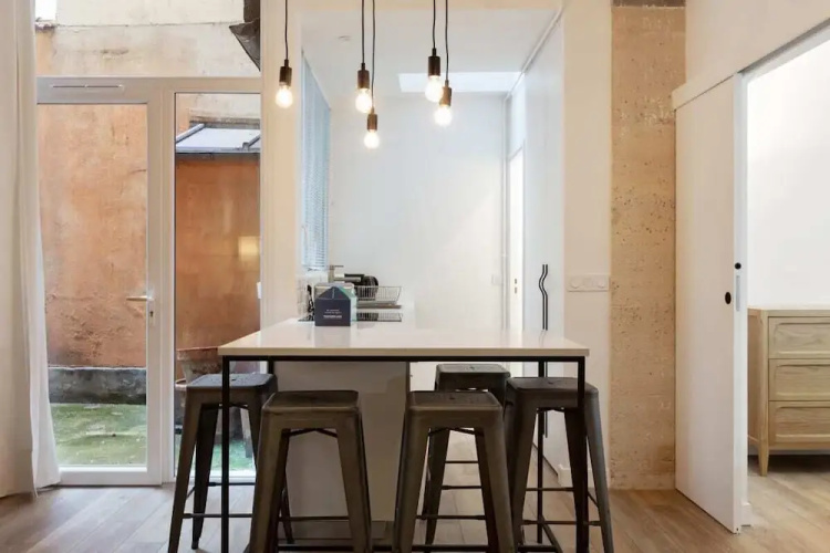 Chic & Contemporary Apartment With Two Bedroom