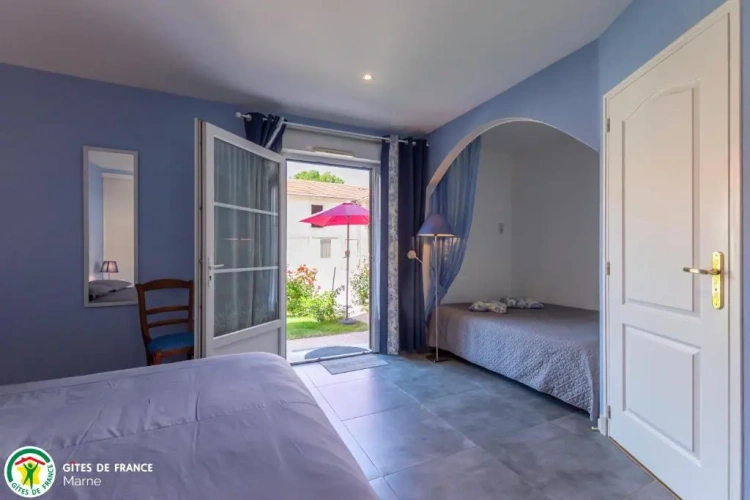 Standard Family room with garden view