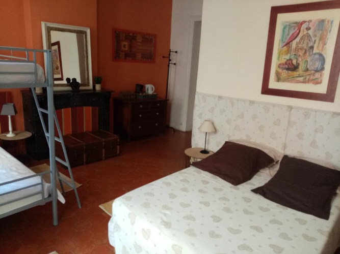 Standard Triple room
