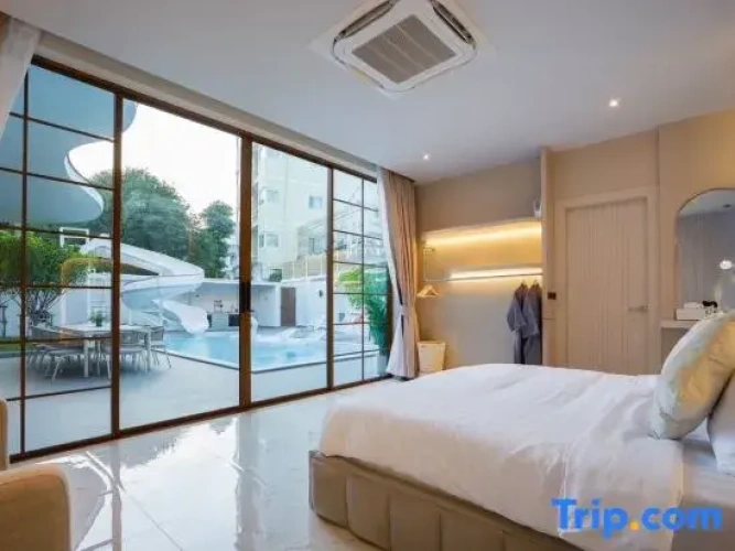 5 Bedrooms Villa