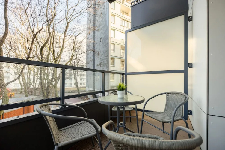 Muranów Apartment Parking by Renters