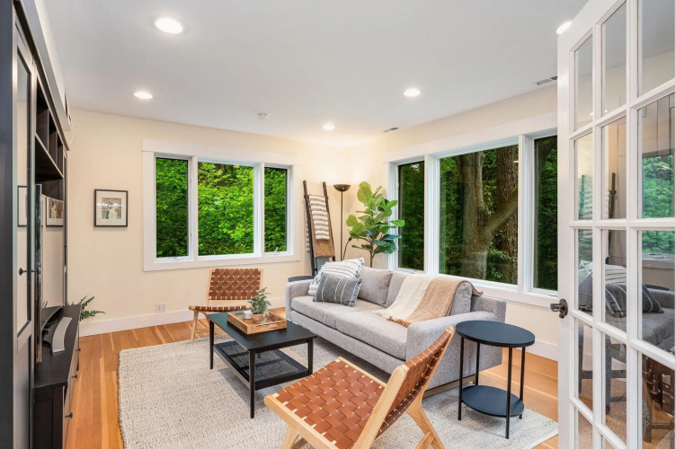 4BR with Firepit, Outdoor Dining and Yard Surrounded by Trees