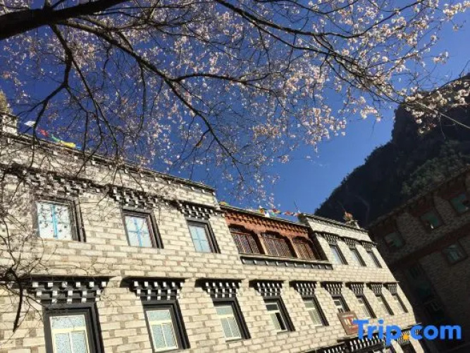 Yading Totem Boutique Inn
