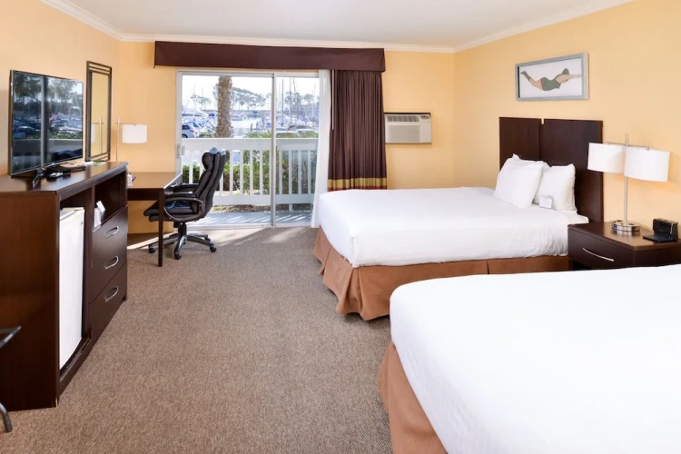 Deluxe Quadruple room with harbour view