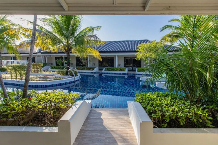Blu Boat Pool Access Resort and Villas