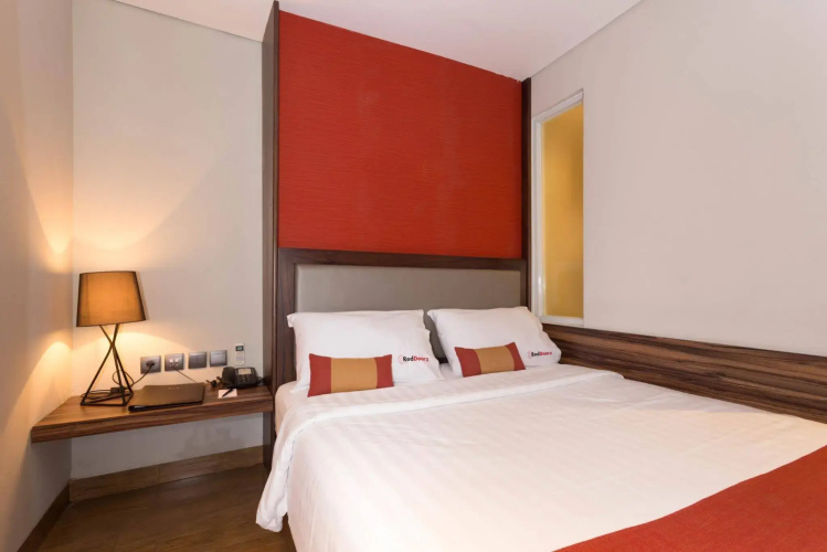 RedDoorz Plus near Blok M Square