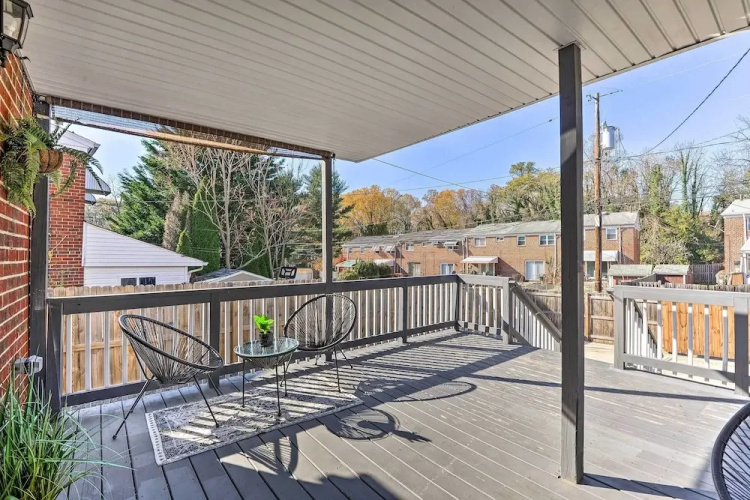 Chic Townhome w/ Deck: 6 Mi to Dtwn Baltimore